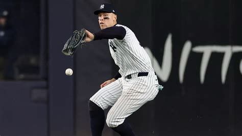 Aaron Judge missing a routine fly ball in the World Series 