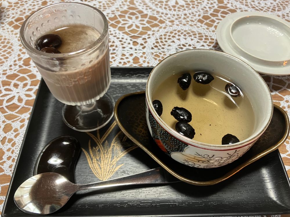 黒豆プリン、黒豆の浮いた黒豆茶