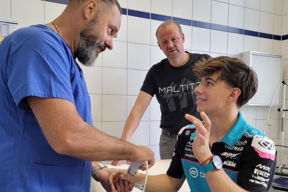 Nach Crash auf Sachsenring: Sportmediziner vom DRK-Krankenhaus Chemnitz verarztet Weltmeister David Alonso