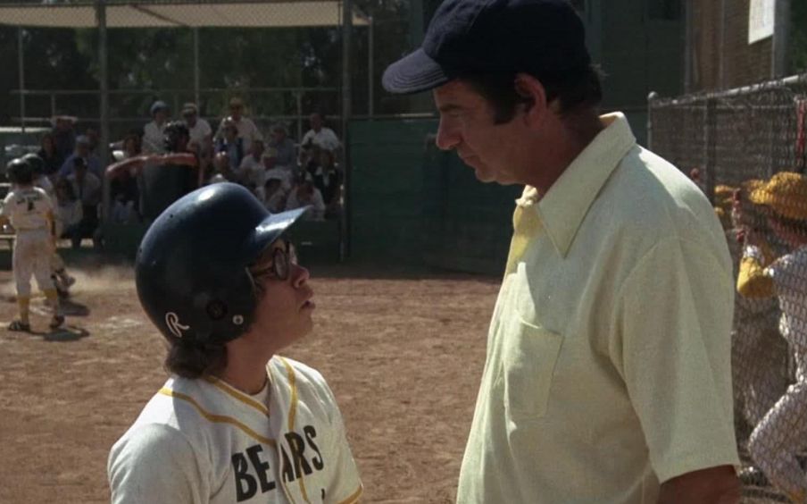 Morris Buttermaker (Walter Matthau) talking to Rudi Stein ( David Pollock) in a still from THE BAD NEWS BEARS