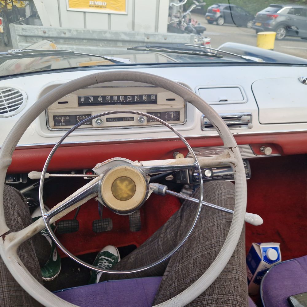 Het dashboard van de Peugeot en de benen van dhr. R.H.