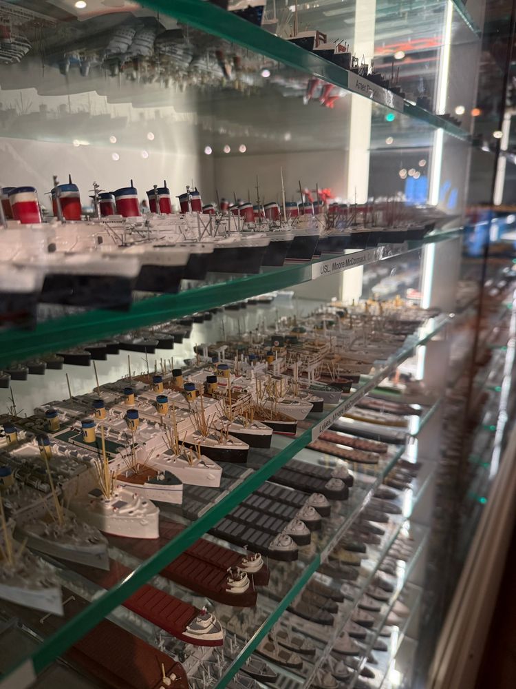 Eine Vitrine voller selbstgebastelter Modellbau Versionen von unzähligen Schiffen im maritimen Museum in Hamburg 