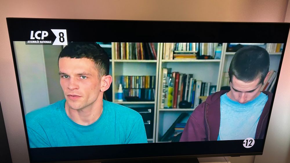 Un énorme logo LCP 8 en haut à gauche, un énorme logo -12 en bas à droite de l’image, extraire du film 120 battements par minute. 