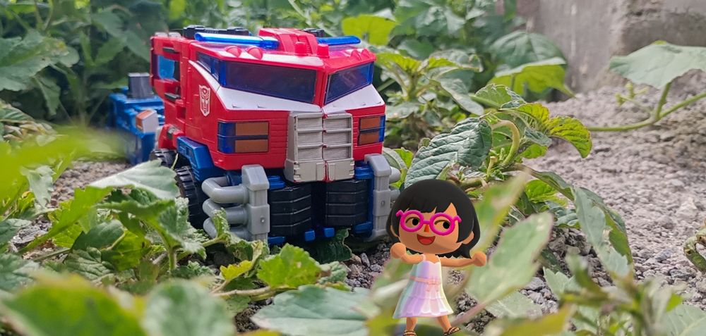 Mi OC de Animal Crossing junto a mi juguete de Optimus Prime de TF Cyberton 