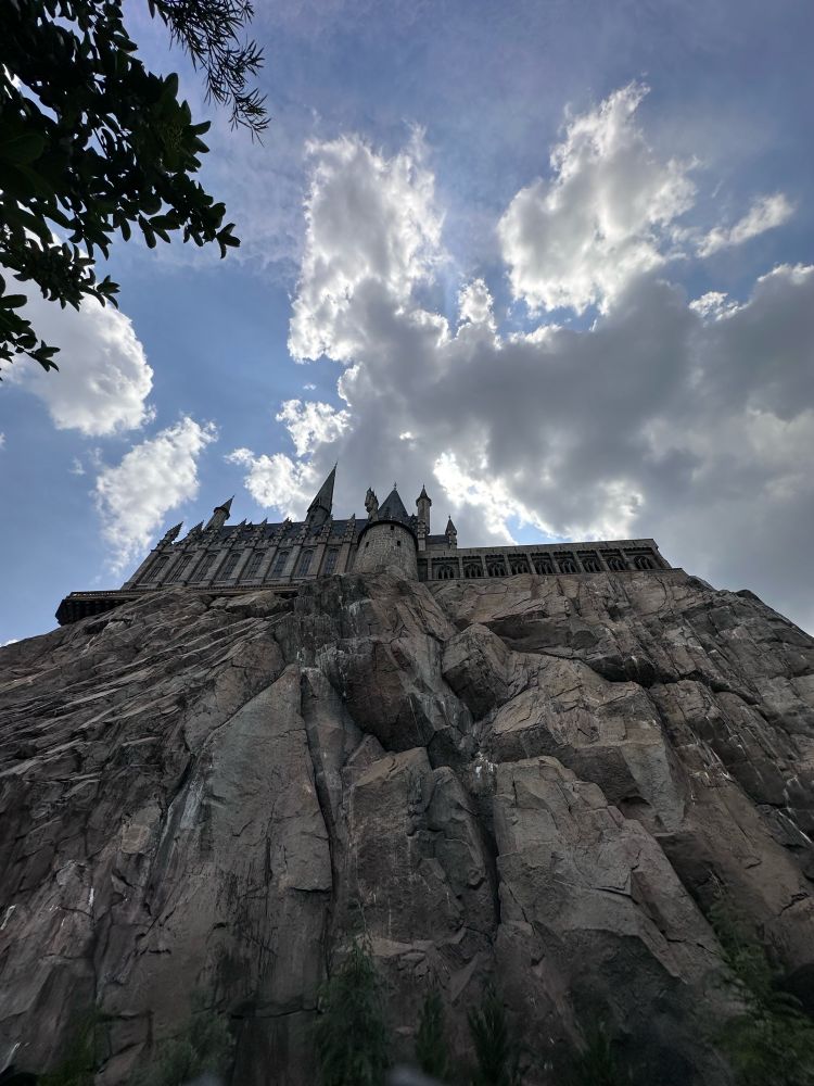 Wizard world of Harry Potter, Hogwarts castle, hogsmeade, Universal’s islands of adventure, blue sky, #universalmoments #universalstudios #universalorlandoresort #yesuniversal #universalorlandoflorida #florida #themeparks #uo #universalorlandopassholder #watertaxi #themotivationalpinup