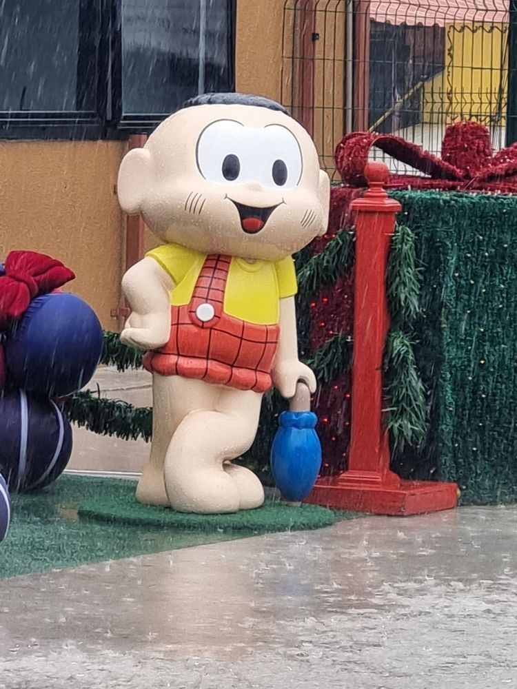 Estátua do Cascão tomando chuva