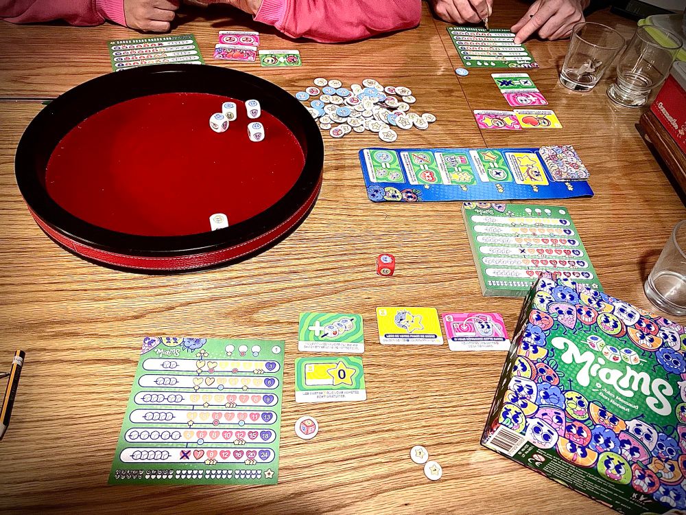 Photo d’une table avec le matériel du jeu Miams
