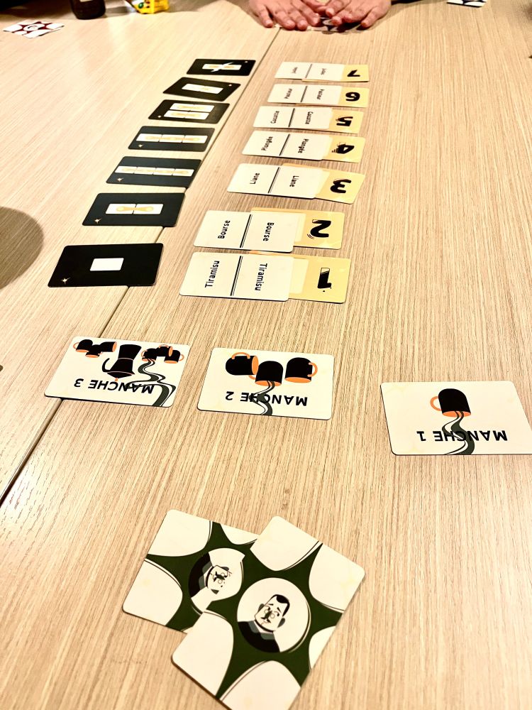 Photo d'une table avec le matériel du jeu Osmosis