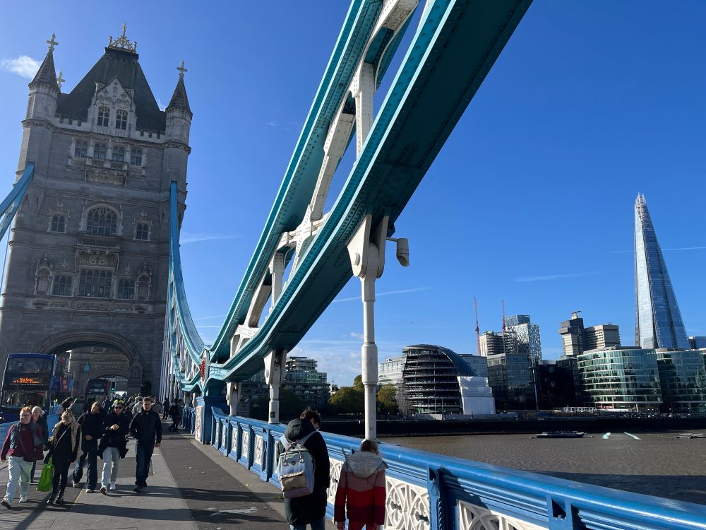 Photo grand angle du Tower Bridge, la tamise et sur la droite, le Shard 