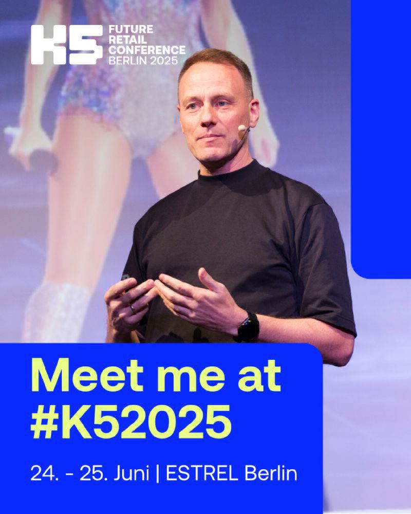 Ein Foto von einem Alten Weißer Mann™ mit einem Bühnen Mikro am Kopf. Darauf schick platziert (in einer typischen Canva-Vorlage für LinkedIn) der Text: "Meet me at #K52025. 24. - 25. Juni ESTREL Berlin"