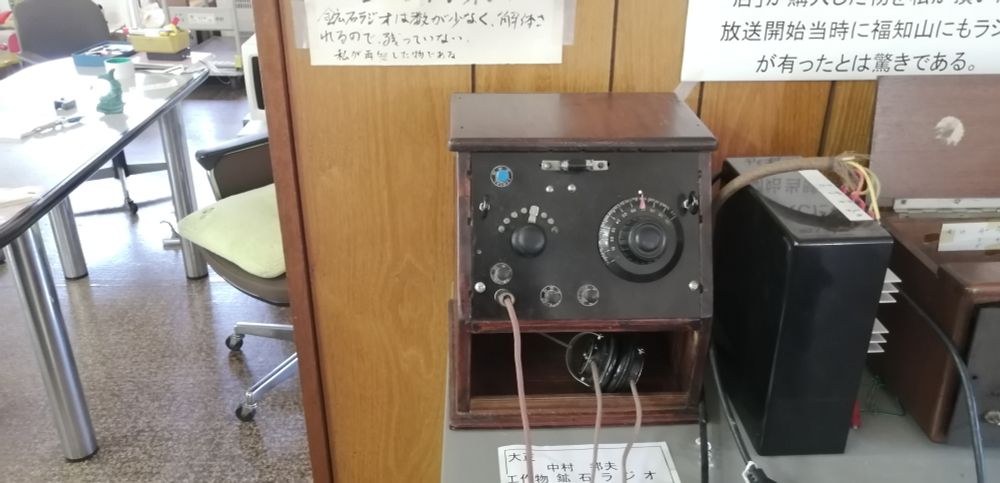 中村館長が再現した鉱石ラジオ
