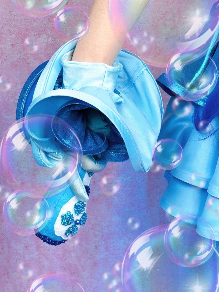 Pictured is a closeup shot of Fanelia’s Hanon cosplay, capturing the sparkly details of the costume.