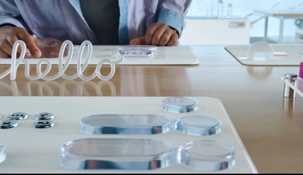 iOS 26.2 se despliega: refina Liquid Glass, incorpora letras offline en Apple Music y activa la traducción en AirPods para la UE, optimizando la experiencia del usuario.