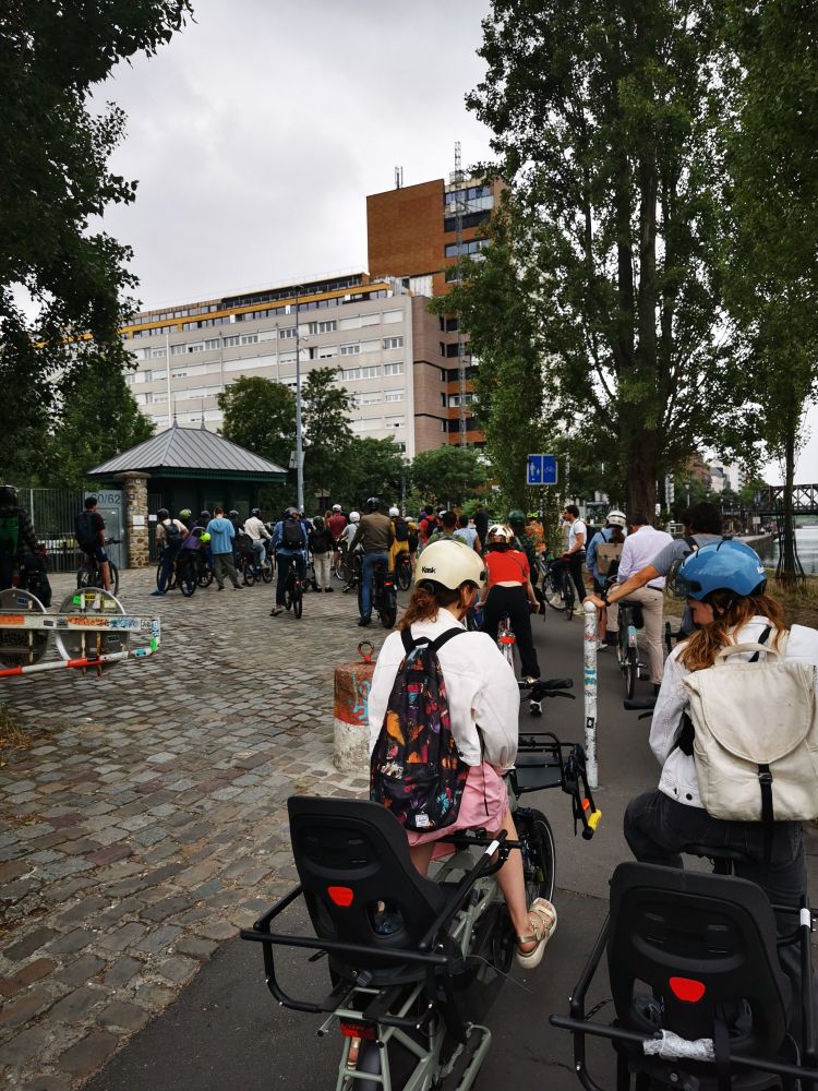 Des vélos attendent la réouverture d'un pont tournant à la sortie du parc de la Villette.
