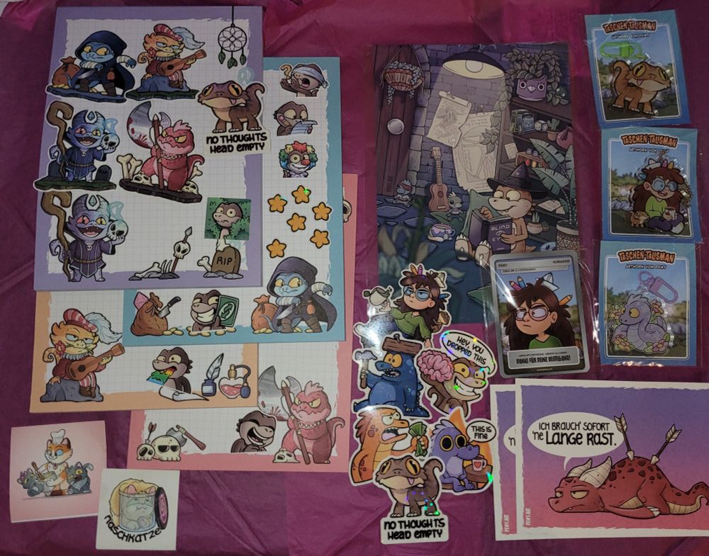 Jede Menge Blöcke, Sticker, Anhänger, zwei Postkarten sowie ein Artprint aus dem Shop von Pewy