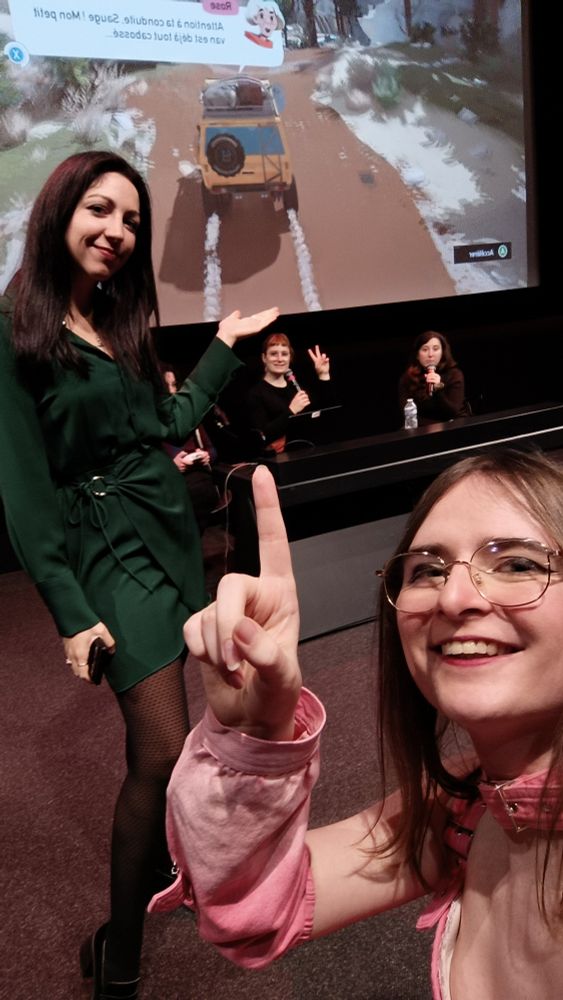 Selfie avec Moinelle et Emi (au loin) avec Caravan Sandwitch en grand sur un écran de cinéma 