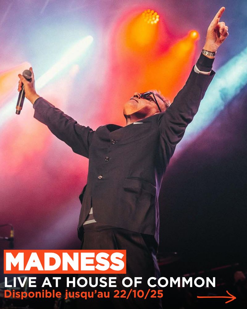 On peut voir une photo de Suggs du groupe Madness avec un micro et un texte par dessus qui dit : Madness, Live at House of Common, Disponible jusqu'au 22/10/2025