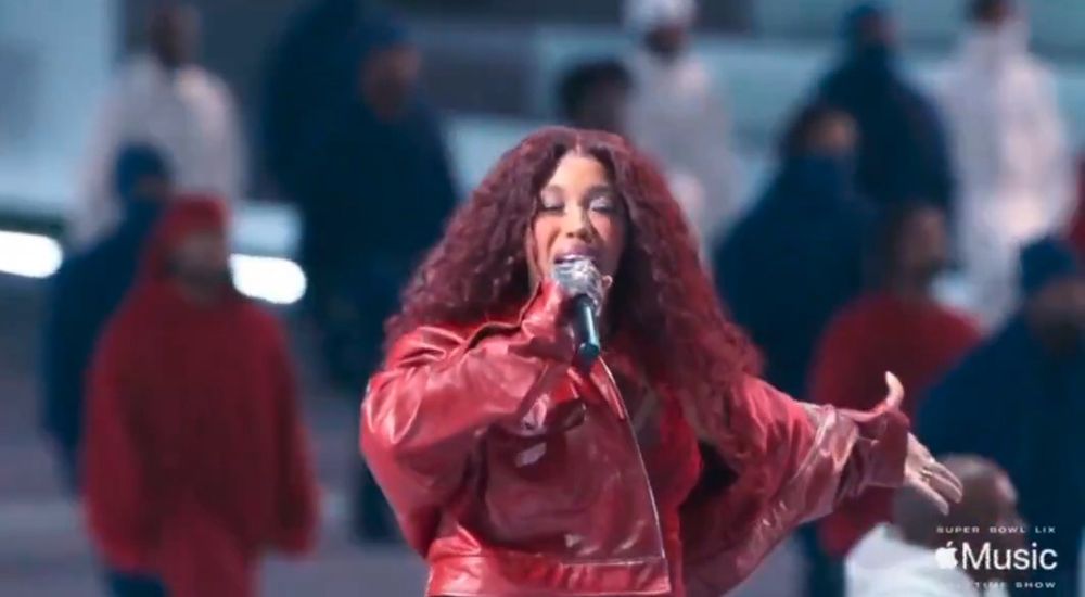 SZA preforming at the Super Bowl halftime show