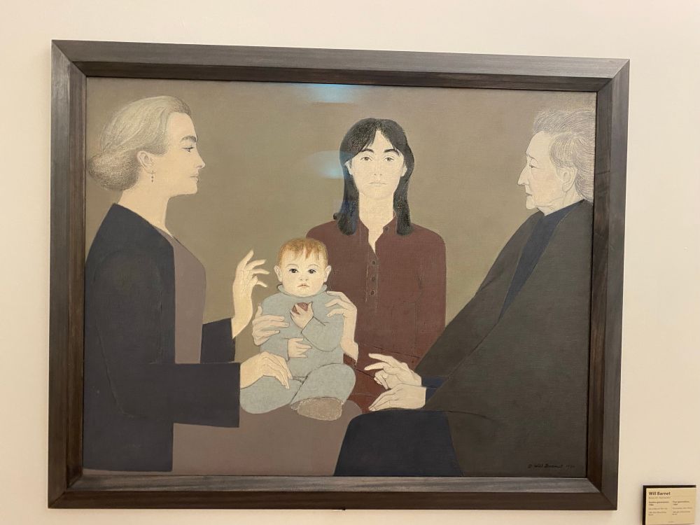 Gemälde. Kind in der Mitte, junge Frau hinten, ältere Frau links, alte Frau rechts. Die Darstellung nutzt flächige Farben und wenige Details. 