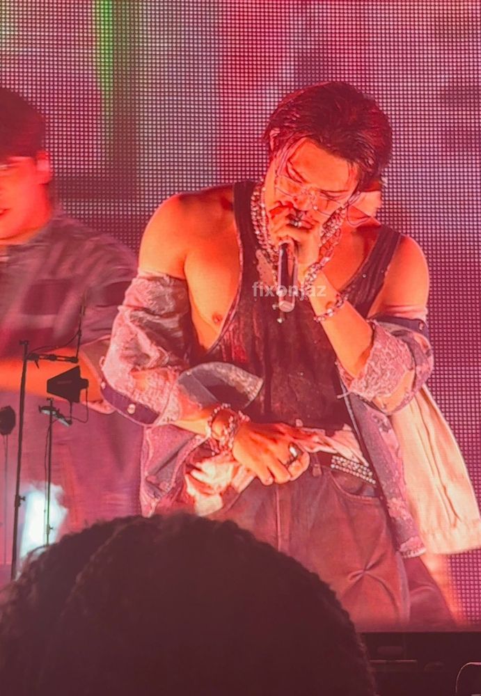 mingi on stage with a whole tit out, pic from fixonjaz on twitter