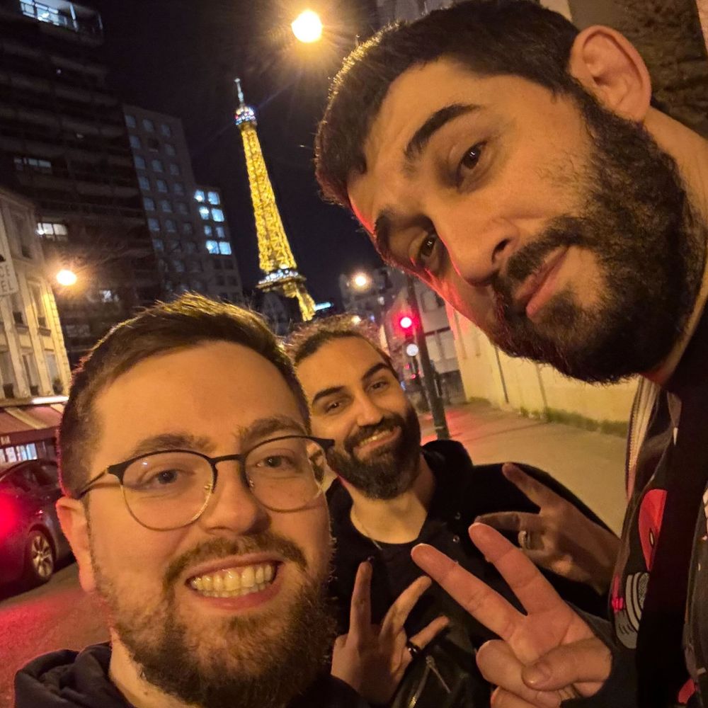 selfie de Rudy, Ivan et Yoann avec la tour eiffel en fond