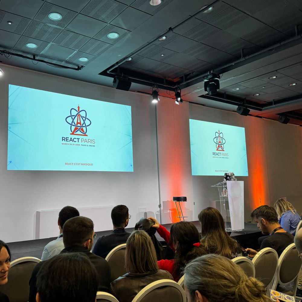 salle de conf et slide d'intro de React Paris