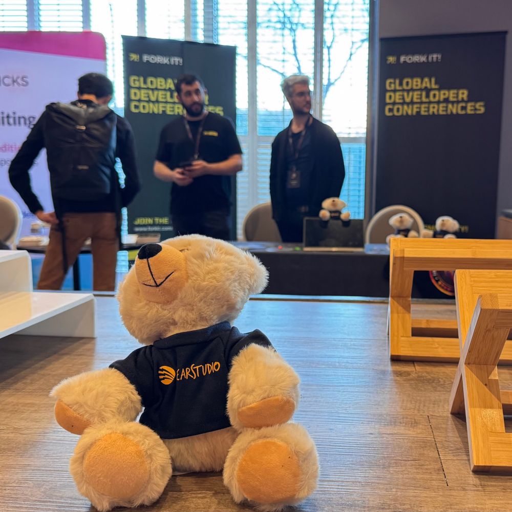 un ours du Bear Studio posé devant le stand Fork it!