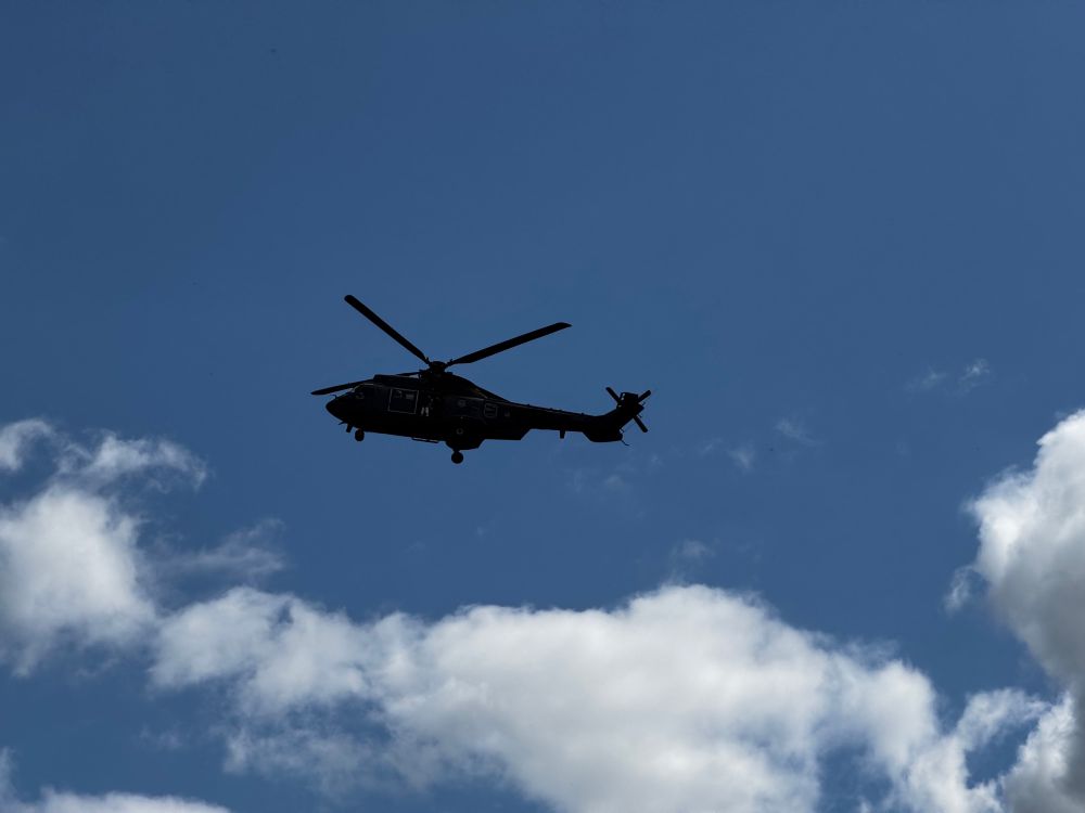 Silhouet van de helicopter (met Rondé) tegen de blauwe hemel 