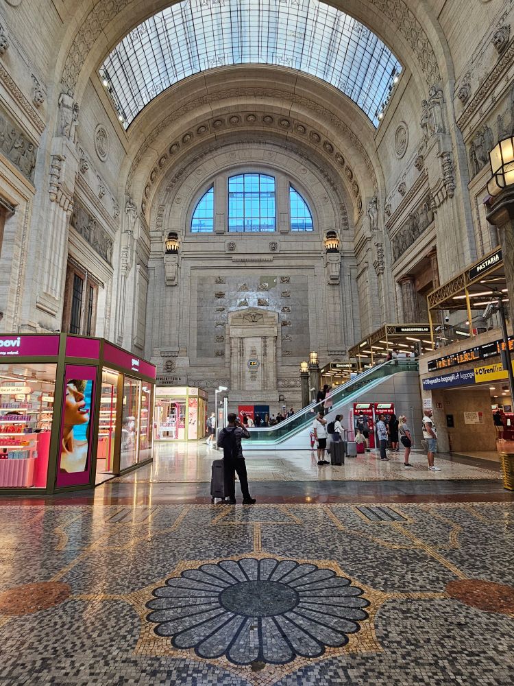 Inside view of Milano Centrale 