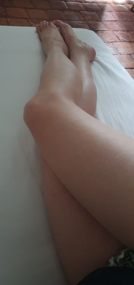 La photo est en hauteur, un lit ou une méridienne, deux jambes croisées, un sol en carrelage. Et vraiment, on a beau chercher, zéro ballon nulle part, rien, nada, que pouic