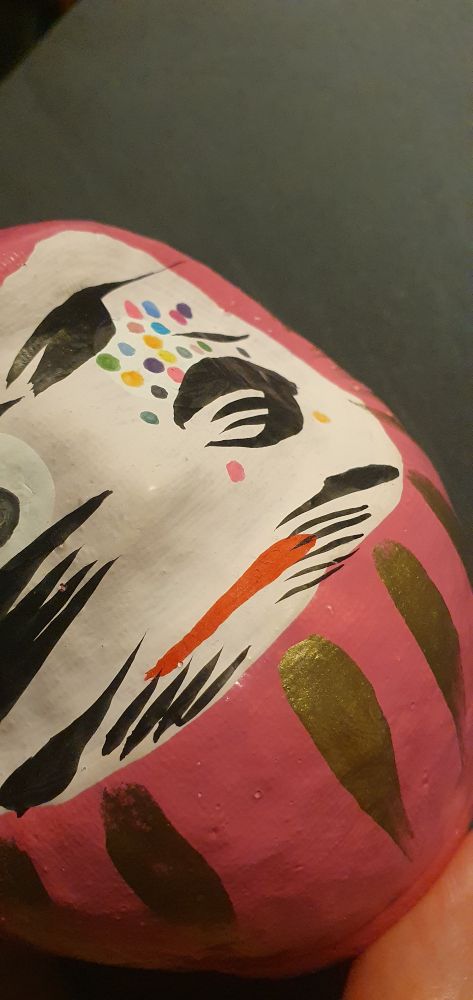 Un daruma rose, avec des points colorés à la place de la pupille noire unique qui serait beaucoup moins fun que cette collection multicolore et en permanente expansion 