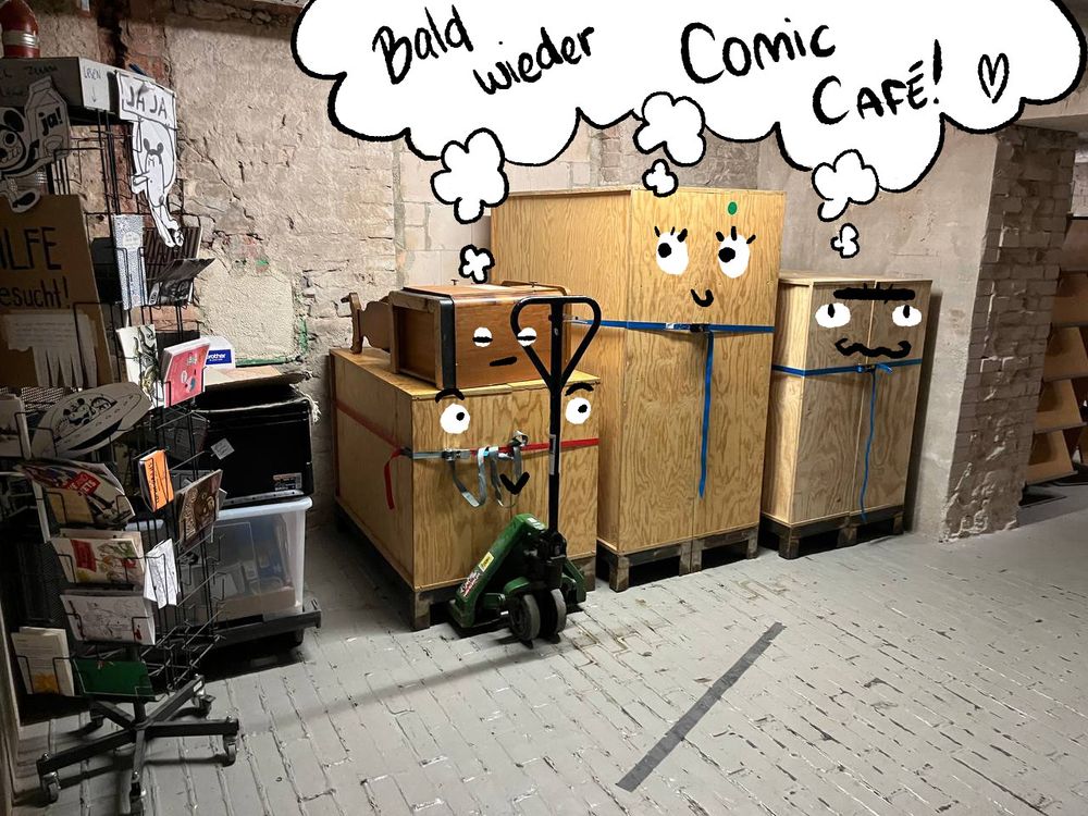 Foto der zusammengepackten Regale des Comic Cafés im Kellerraum, mit einem Hubwagen. Alle Regale haben kleine Gesichter gezeichnet bekommen und eine Comic-Denk-Blase mit dem Inhalt "Bald wieder Comic Cafe!"