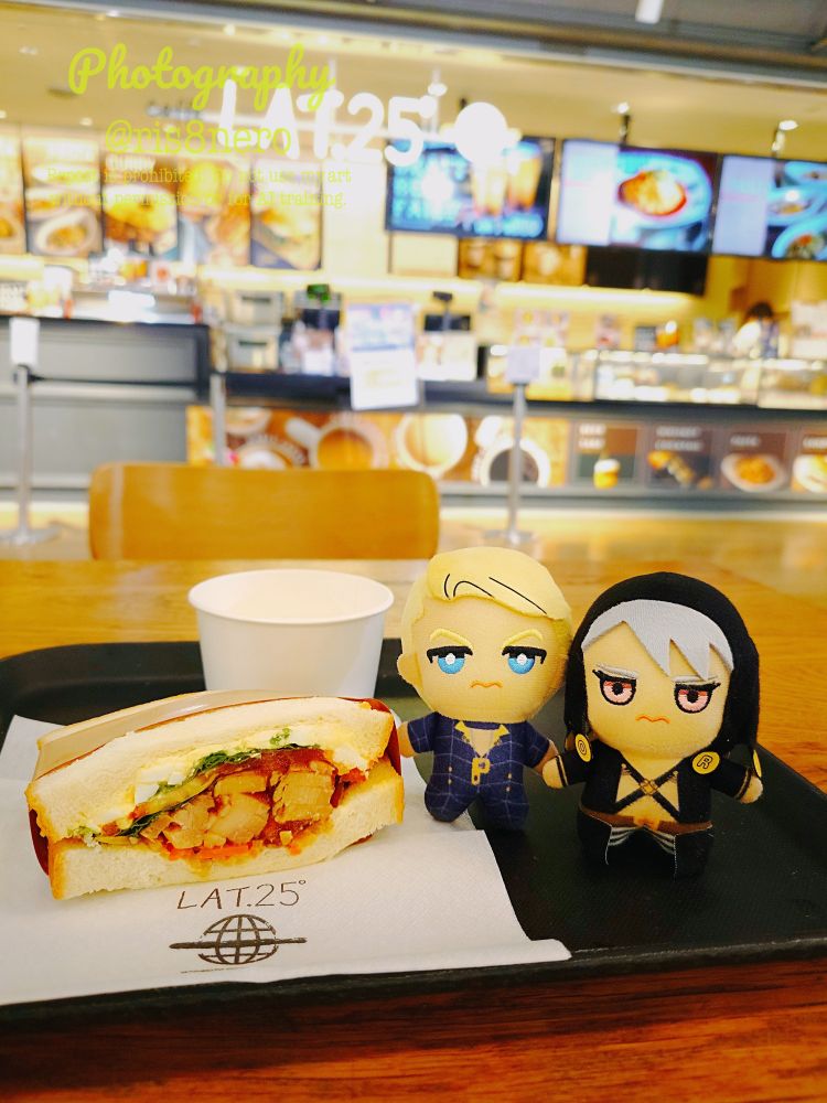 てりやきサンドのところで、漫画「ジョジョの奇妙な冒険」のキャラクターであるリゾットとプロシュートの小さなぬいぐるみが一緒に写っています。