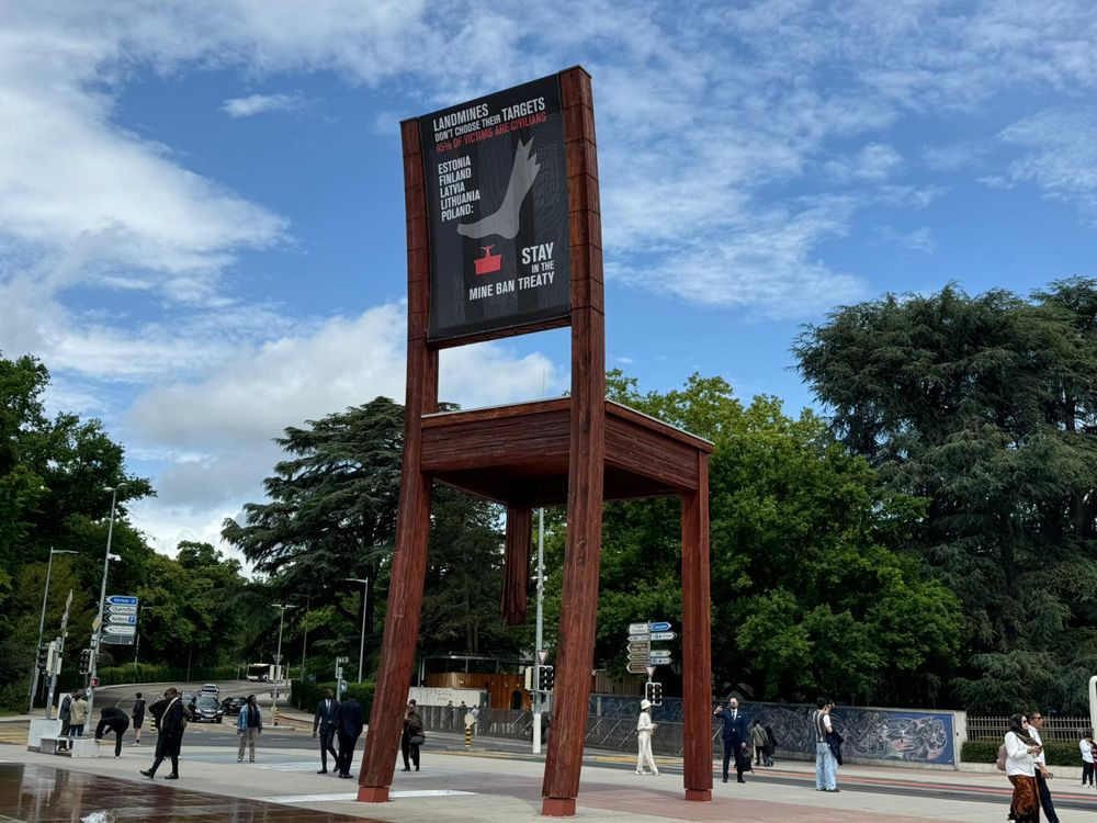 Broken Chair on Place des Nations in Geneva, (c)HI.