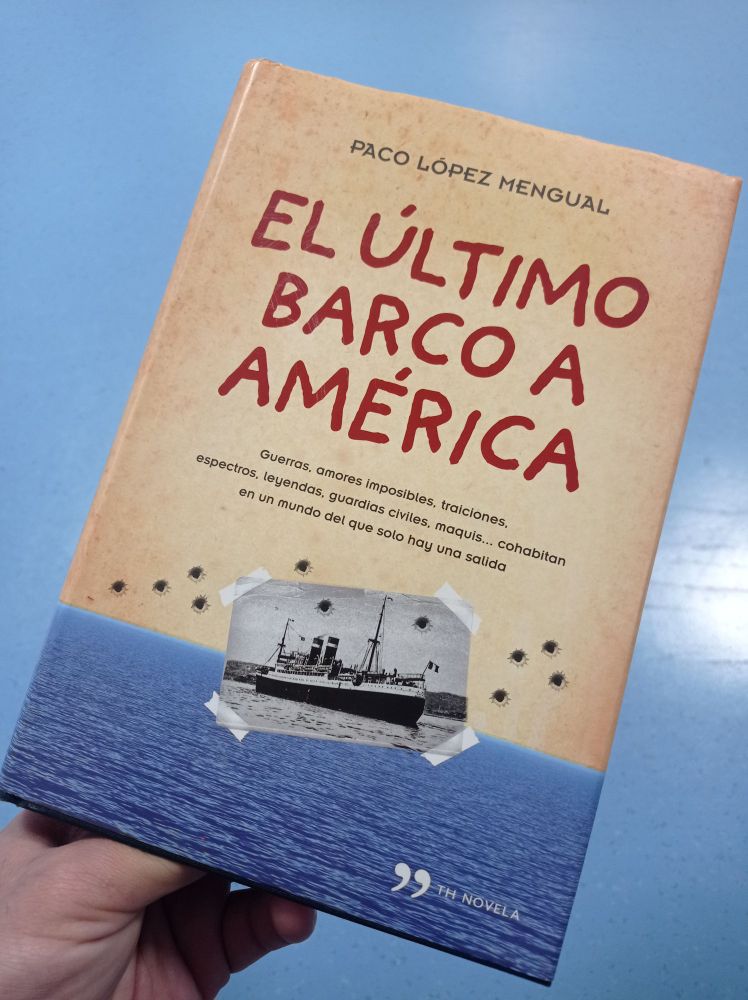 Portada del libro. Fondo anaranjado y poster baja con la imagen del océano, sobre el océano hay una foto en blanco y negro de un barco y varios agujeros de bala que simulan los disparos del fusilamiento de los republicanos. 
