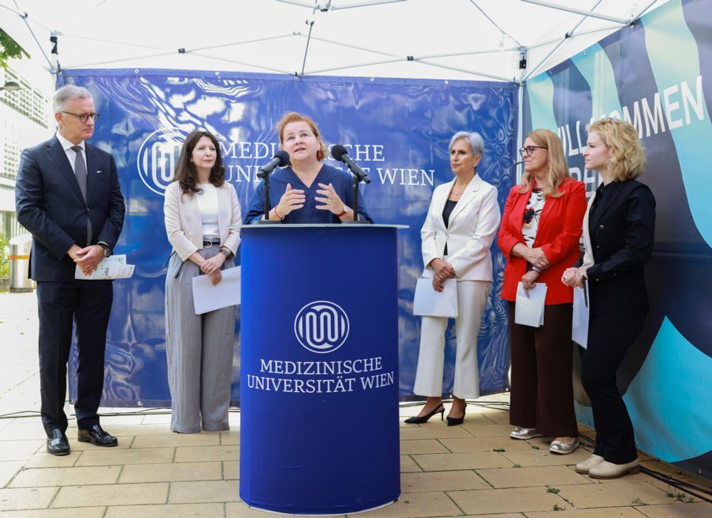 Arbeits- und Sozialministerin Korinna Schumann hält eine Rede. Links und rechts stehen der Rektor der MedUni Wien, Markus Müller, die Leiterin der Untersuchungsstelle, Katharina Stolz, Justizministerin Anna Sporrer, Staatssekretärin Ulrike Königsberger-Ludwig und Frauenministerin Eva-Maria Holzleitner. 

Foto: © BKA/Aigner
