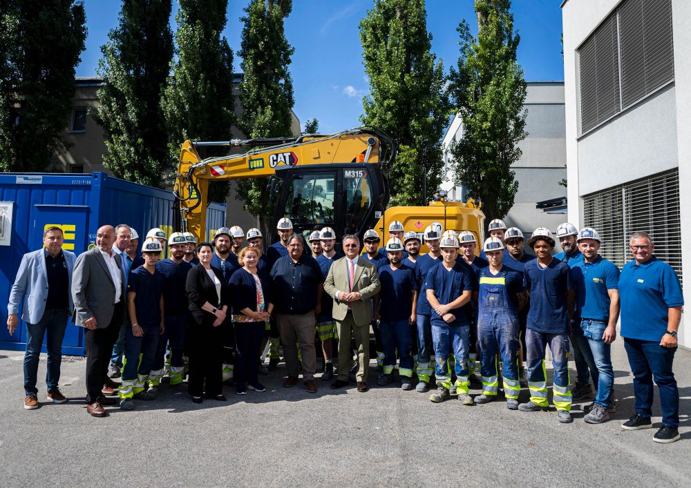 Gruppenfoto von Bundesministerin Korinna Schumann mit PORR-Lehrlingen, Josef Muchitsch, Bundesvorsitzender der Gewerkschaft BAU-HOLZ und PORR-CEO Karl-Heinz Strauss. 

© BKA/Schrötter