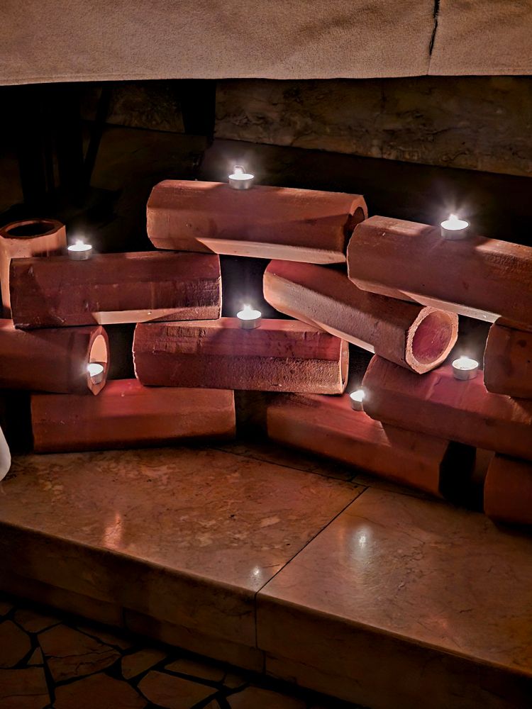 Ziegelröhren aufgestellt,  Kerzen in zwischenräumen