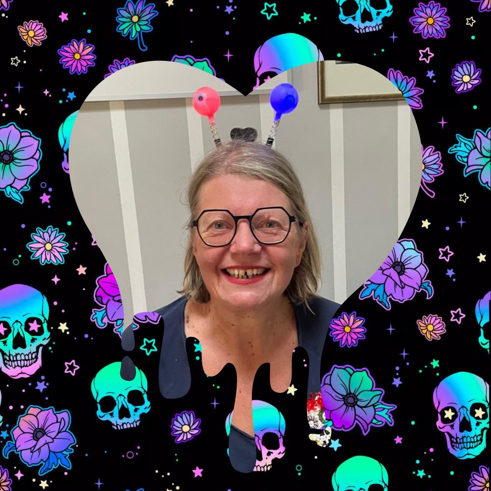 Ich mit einem Haarreif mit zwei roten blau blinkenden Augen 