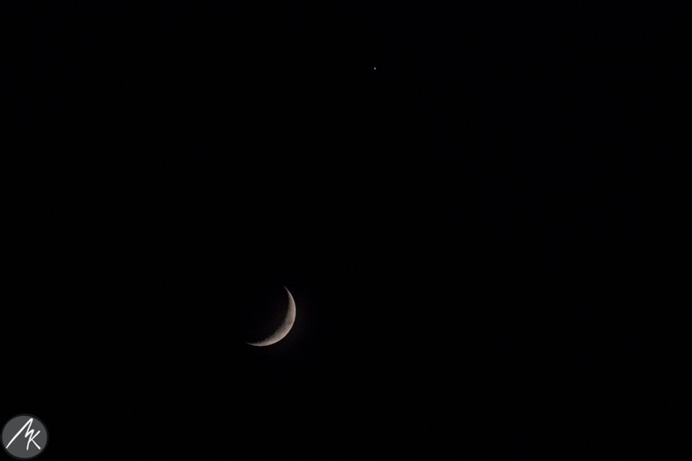 Crescent moon in dark black sky. Also Venus is visible in the sky. 

Kuun sirppi mustalla taivaalla. Myös Venus näkyy kuvassa. 
