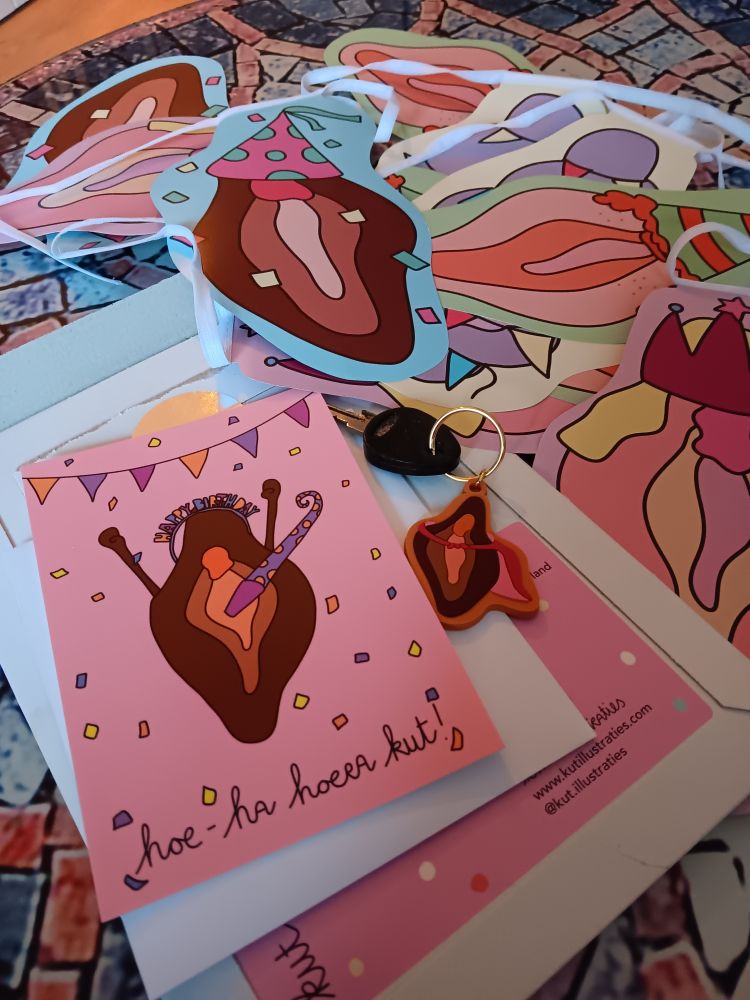 kaart met een kut, singers met kutten met kroontjes, feesthoedjes e.d. en een sleutelhanger met een kut. 