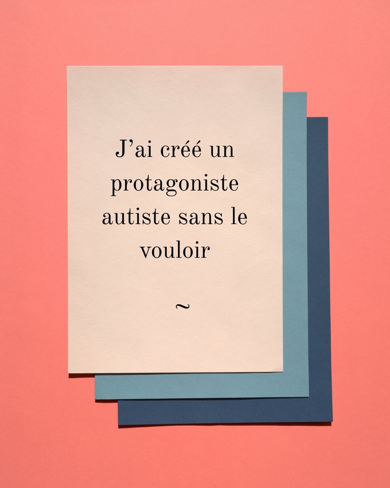 Fond rose avec feuillets superposés bleu foncé, bleu clair et beige. Texte noir sur le dernier feuillet : J'ai créé un protagoniste autiste sans le vouloir