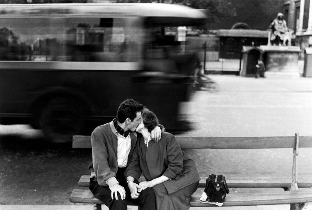 Gianni Berengo Gardin photo of a kissing couple.
