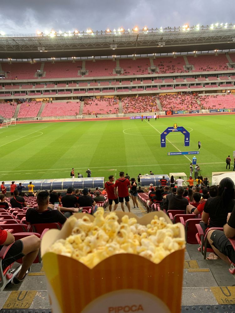 Pipoquinha esperando o jogo
