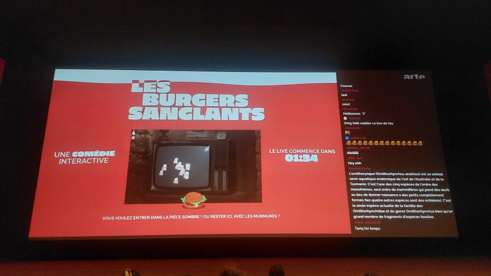 Photo du live Twitch du live interactif Les Burgers Sanglants sur l'écran du MK2 Bibliothèque 