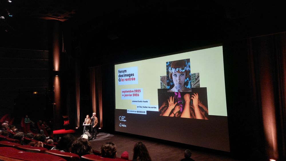 Photo de la salle 500 au Forum des Images, où Claude Farge et Anne Coulon présentent la saison 2025/26 lors de la soirée de lancement.
