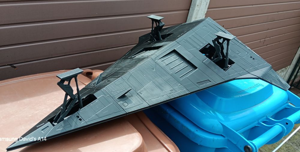 Underside of the arrowhead-shaped Scout S, now with landing legs and feet. The legs are solid, but shaped to look like they fold into themselves (for stylistic purposes).

Basic landing feet are just rectangles, nothing fancy.

No fruit present in the image to judge the scale.