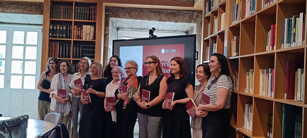 Foto de grupo das autoras e entrevistadas asistentes ao acto de presentación de 'As mulleres no xornalismo galego: A crónica revelada'