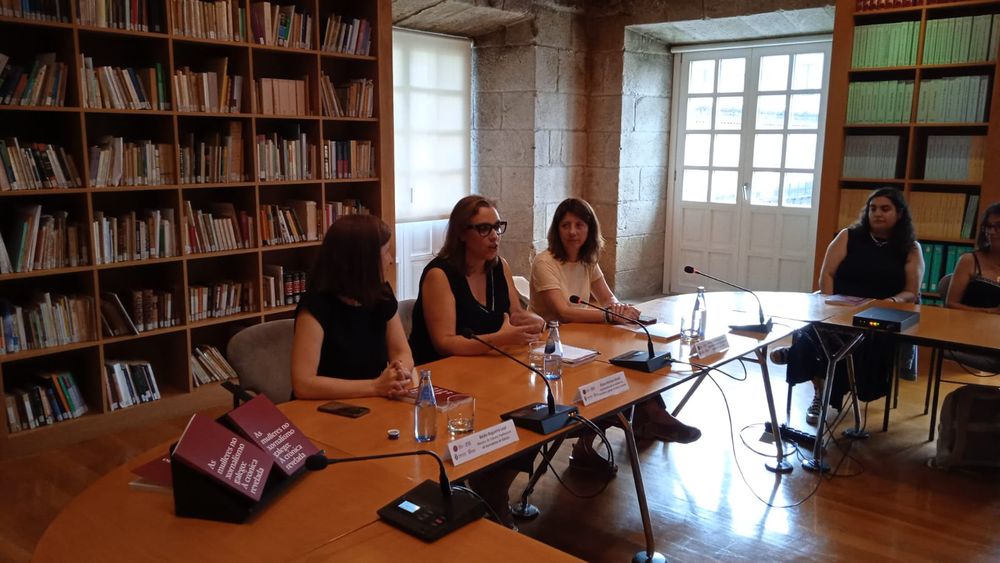 De esquerda a dereita, Belén Regueira, Eliana Martíns e Soledad Agra na presentación do proxecto