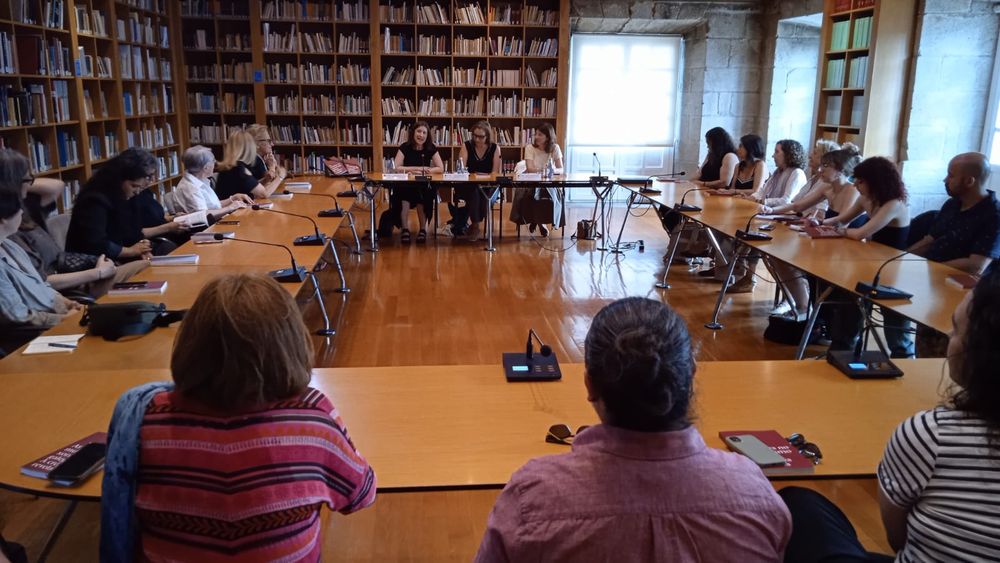 Participantes e asistentes ao acto na biblioteca do Consello da Cultura
